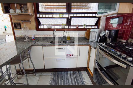 Casa à venda com 563m², 4 quartos e 5 vagas Casa à venda com 563m², 4 quartos e 5 vagascozinha