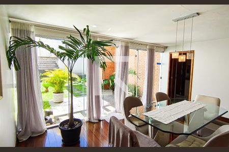 Casa à venda com 563m², 4 quartos e 5 vagas Casa à venda com 563m², 4 quartos e 5 vagascopa