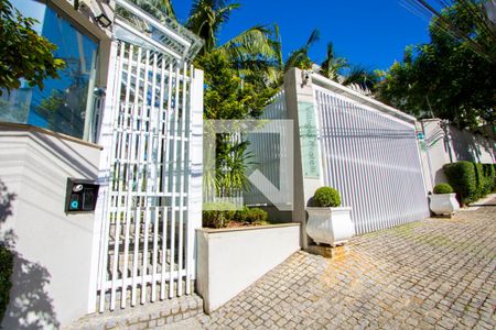 Casa à venda com 470m², 3 quartos e 3 vagas Casa à venda com 470m², 3 quartos e 3 vagasFachada do condomínio