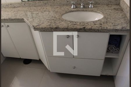 Apartamento à venda com 156m², 3 quartos e 3 vagasDetalhe - Banheiro suíte 1 - Armário