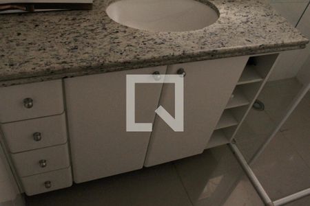 Apartamento à venda com 156m², 3 quartos e 3 vagasBanheiro da Suíte 2 - armários