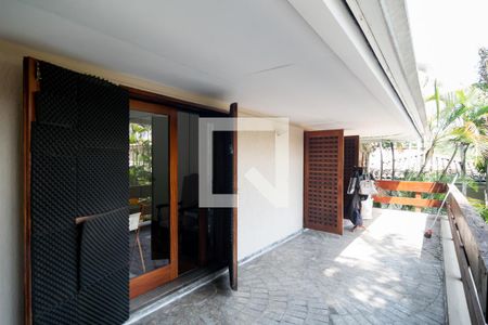 Casa à venda com 950m², 5 quartos e 5 vagas Casa à venda com 950m², 5 quartos e 5 vagasVaranda Suíte 3 e 4