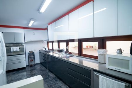 Casa à venda com 950m², 5 quartos e 5 vagas Casa à venda com 950m², 5 quartos e 5 vagasCozinha