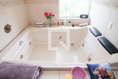 Casa à venda com 950m², 5 quartos e 5 vagas Casa à venda com 950m², 5 quartos e 5 vagasBanheiro Suíte 4