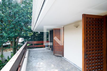 Casa à venda com 950m², 5 quartos e 5 vagas Casa à venda com 950m², 5 quartos e 5 vagasVaranda Suíte 3 e 4