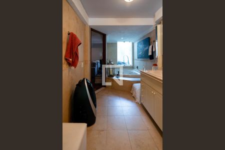 Casa à venda com 950m², 5 quartos e 5 vagas Casa à venda com 950m², 5 quartos e 5 vagasBanheiro Suíte 1 - Térreo