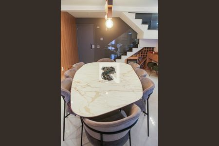 Apartamento à venda com 169m², 2 quartos e 3 vagas Apartamento à venda com 169m², 2 quartos e 3 vagasMesa de Jantar