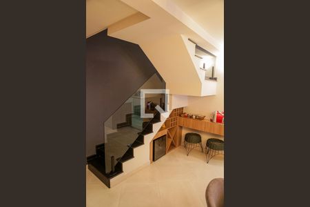 Apartamento à venda com 169m², 2 quartos e 3 vagas Apartamento à venda com 169m², 2 quartos e 3 vagasEscada