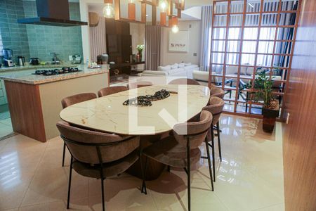 Apartamento à venda com 169m², 2 quartos e 3 vagas Apartamento à venda com 169m², 2 quartos e 3 vagasMesa de Jantar