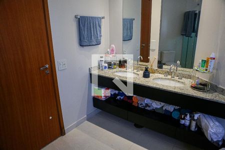 Apartamento à venda com 169m², 2 quartos e 3 vagas Apartamento à venda com 169m², 2 quartos e 3 vagasBanheiro da Suíte 1
