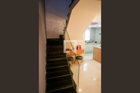 Apartamento à venda com 169m², 2 quartos e 3 vagas Apartamento à venda com 169m², 2 quartos e 3 vagasEscada