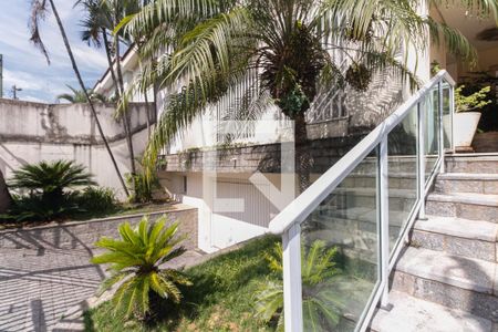 Casa à venda com 430m², 4 quartos e 8 vagas Casa à venda com 430m², 4 quartos e 8 vagasFachada