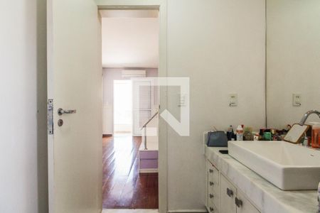 Casa à venda com 430m², 4 quartos e 8 vagas Casa à venda com 430m², 4 quartos e 8 vagasBanheiro Suíte 2