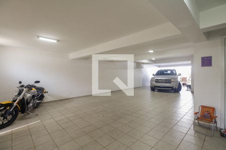 Casa à venda com 430m², 4 quartos e 8 vagas Casa à venda com 430m², 4 quartos e 8 vagasGaragem