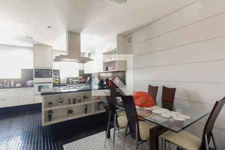 Casa à venda com 430m², 4 quartos e 8 vagas Casa à venda com 430m², 4 quartos e 8 vagasCozinha