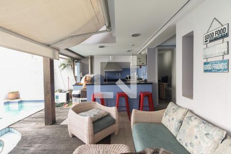 Casa à venda com 430m², 4 quartos e 8 vagas Casa à venda com 430m², 4 quartos e 8 vagasChurrasqueira e Piscina