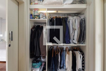 Casa à venda com 430m², 4 quartos e 8 vagas Casa à venda com 430m², 4 quartos e 8 vagasCloset Suíte 1