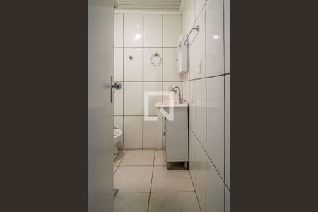 Banheiro de kitnet/studio para alugar com 1 quarto, 28m² em Centro Histórico, Porto Alegre