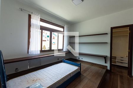 Casa de condomínio à venda com 600m², 5 quartos e 4 vagas Casa de condomínio à venda com 600m², 5 quartos e 4 vagasQuarto 4