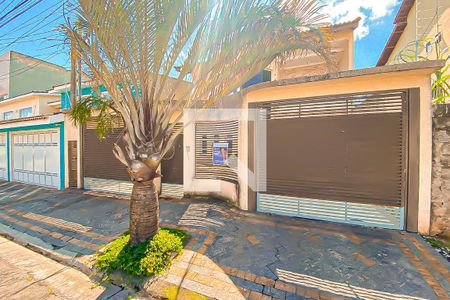 Casa à venda com 267m², 3 quartos e 4 vagas Casa à venda com 267m², 3 quartos e 4 vagasFachada da casa