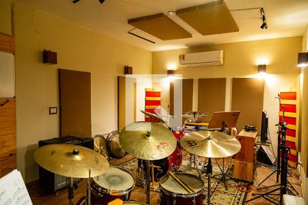 Casa à venda com 180m², 2 quartos e 2 vagas Casa à venda com 180m², 2 quartos e 2 vagasEstúdio 2