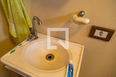 Casa à venda com 180m², 2 quartos e 2 vagas Casa à venda com 180m², 2 quartos e 2 vagasBanheiro da Suíte da Edícula - Pia