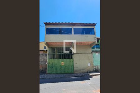 Casa à venda com 350m², 3 quartos e 4 vagas Casa à venda com 350m², 3 quartos e 4 vagasFachada