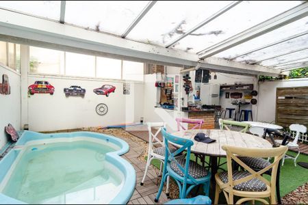 Casa de condomínio à venda com 270m², 4 quartos e 3 vagas Casa de condomínio à venda com 270m², 4 quartos e 3 vagasPiscina