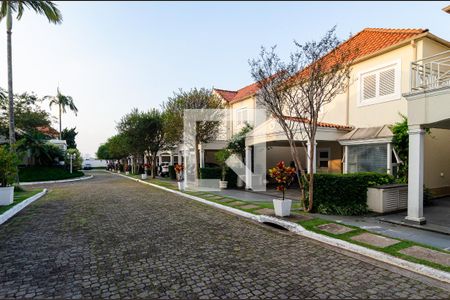 Casa de condomínio à venda com 270m², 4 quartos e 3 vagas Casa de condomínio à venda com 270m², 4 quartos e 3 vagasÁrea Comum