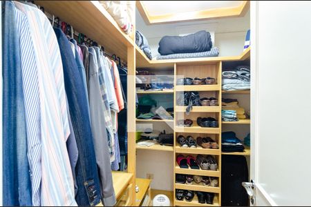 Casa de condomínio à venda com 270m², 4 quartos e 3 vagas Casa de condomínio à venda com 270m², 4 quartos e 3 vagasCloset da Suíte 1