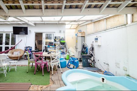 Casa de condomínio à venda com 270m², 4 quartos e 3 vagas Casa de condomínio à venda com 270m², 4 quartos e 3 vagasPiscina