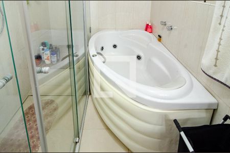 Casa de condomínio à venda com 270m², 4 quartos e 3 vagas Casa de condomínio à venda com 270m², 4 quartos e 3 vagasBanheiro da Suíte 1