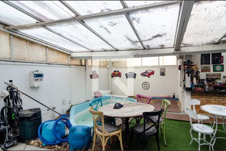 Casa de condomínio à venda com 270m², 4 quartos e 3 vagas Casa de condomínio à venda com 270m², 4 quartos e 3 vagasPiscina