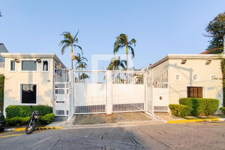 Casa de condomínio à venda com 270m², 4 quartos e 3 vagas Casa de condomínio à venda com 270m², 4 quartos e 3 vagasFachada