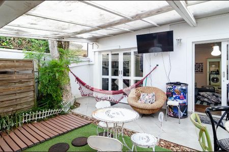 Casa de condomínio à venda com 270m², 4 quartos e 3 vagas Casa de condomínio à venda com 270m², 4 quartos e 3 vagasQuintal