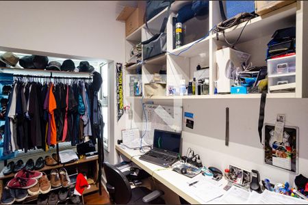 Casa de condomínio à venda com 270m², 4 quartos e 3 vagas Casa de condomínio à venda com 270m², 4 quartos e 3 vagasEscritório