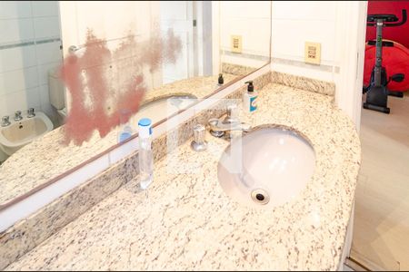 Casa de condomínio à venda com 270m², 4 quartos e 3 vagas Casa de condomínio à venda com 270m², 4 quartos e 3 vagasBanheiro Social