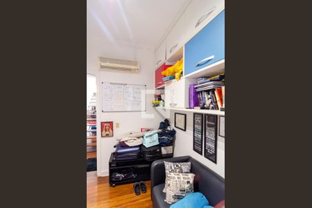 Casa de condomínio à venda com 270m², 4 quartos e 3 vagas Casa de condomínio à venda com 270m², 4 quartos e 3 vagasEscritório