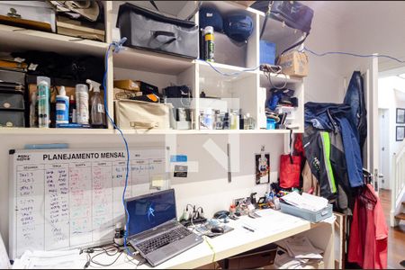 Casa de condomínio à venda com 270m², 4 quartos e 3 vagas Casa de condomínio à venda com 270m², 4 quartos e 3 vagasEscritório