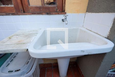 Casa para alugar com 350m², 3 quartos e 2 vagas Casa para alugar com 350m², 3 quartos e 2 vagasÁrea de serviço / corredor lateral externo - detalhes