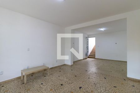 Casa à venda com 233m², 4 quartos e 2 vagas Casa à venda com 233m², 4 quartos e 2 vagasPiso inferior - Sala