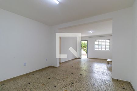 Casa à venda com 233m², 4 quartos e 2 vagas Casa à venda com 233m², 4 quartos e 2 vagasPiso inferior - Sala
