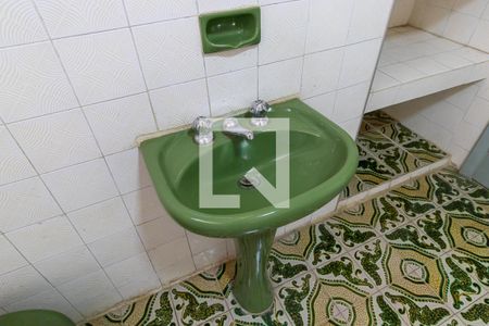 Casa à venda com 233m², 4 quartos e 2 vagas Casa à venda com 233m², 4 quartos e 2 vagasPiso inferior - Banheiro