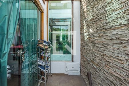 Casa à venda com 463m², 5 quartos e 5 vagas Casa à venda com 463m², 5 quartos e 5 vagasVaranda