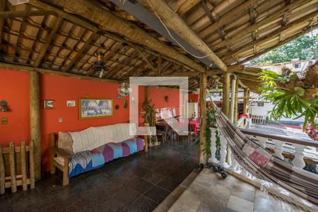 Casa à venda com 463m², 5 quartos e 5 vagas Casa à venda com 463m², 5 quartos e 5 vagasÁrea externa - Varanda