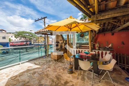 Casa à venda com 463m², 5 quartos e 5 vagas Casa à venda com 463m², 5 quartos e 5 vagasÁrea externa - Varanda