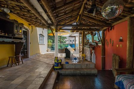 Casa à venda com 463m², 5 quartos e 5 vagas Casa à venda com 463m², 5 quartos e 5 vagasÁrea externa - Varanda