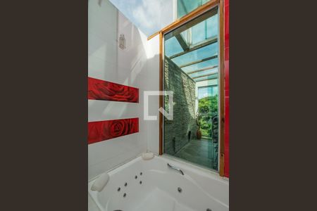 Casa à venda com 463m², 5 quartos e 5 vagas Casa à venda com 463m², 5 quartos e 5 vagasBanheiro da Suíte