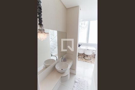 Casa de condomínio à venda com 700m², 4 quartos e 6 vagasLavabo