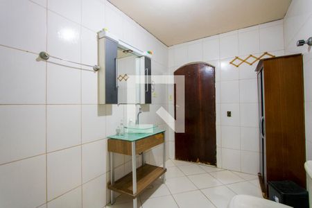 Casa à venda com 150m², 2 quartos e 2 vagasBanheiro do quarto 1